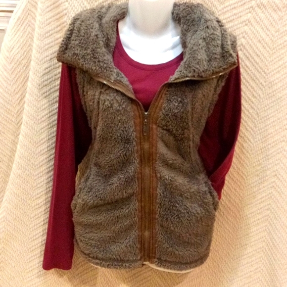 i Sapparel Jackets & Blazers - i Sapparel Sage Green Sherpa & Leather Vest! Convertible Collar/Hood!